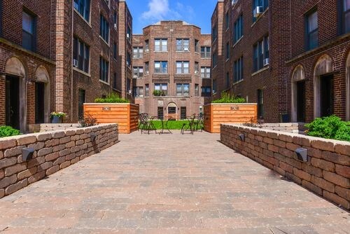 Primary Photo - 632 W Addison St