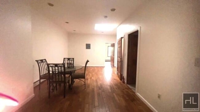 Building Photo - VERY SUNNY AND LARGE 3 BEDROOMS QUINCY STR...