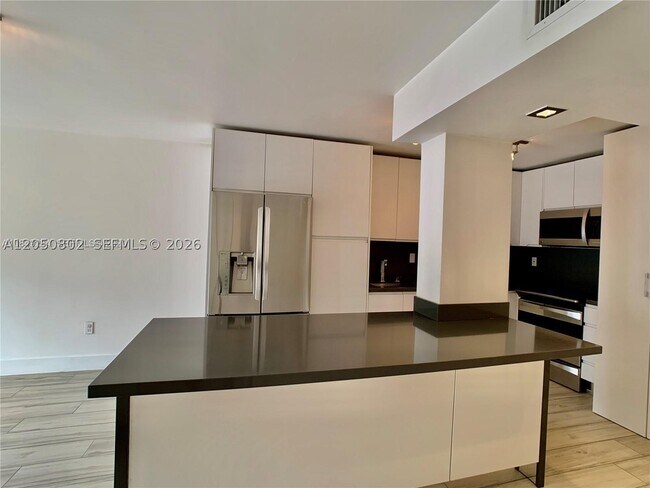 Building Photo - 9360 Fontainebleau Blvd