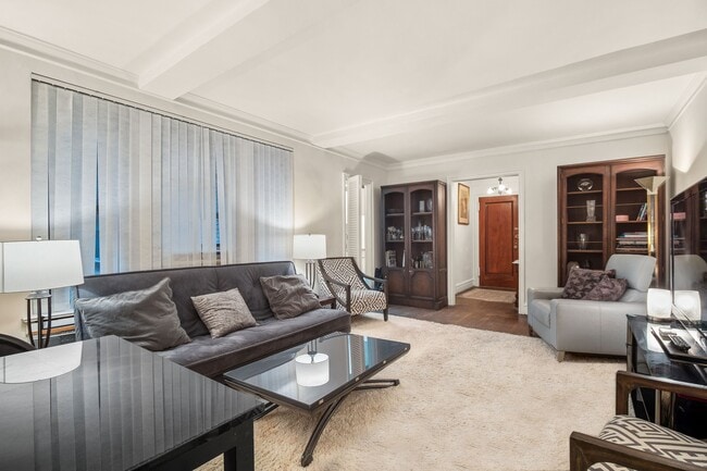 Foto del edificio - 319 E 50th St
