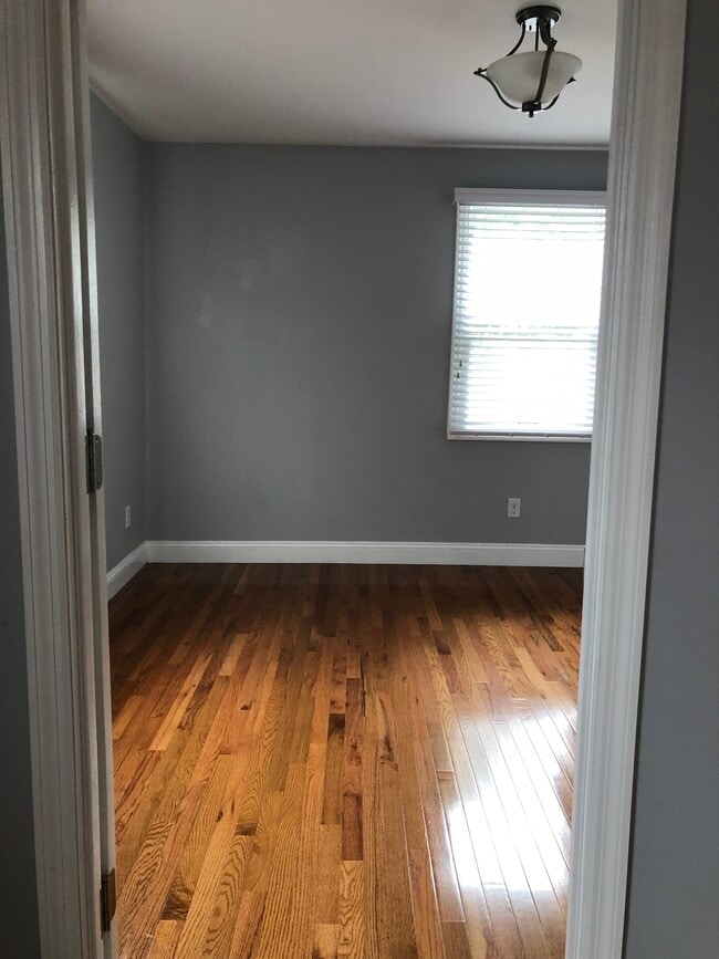 Dormitorio / Oficina - 83 E 8th St