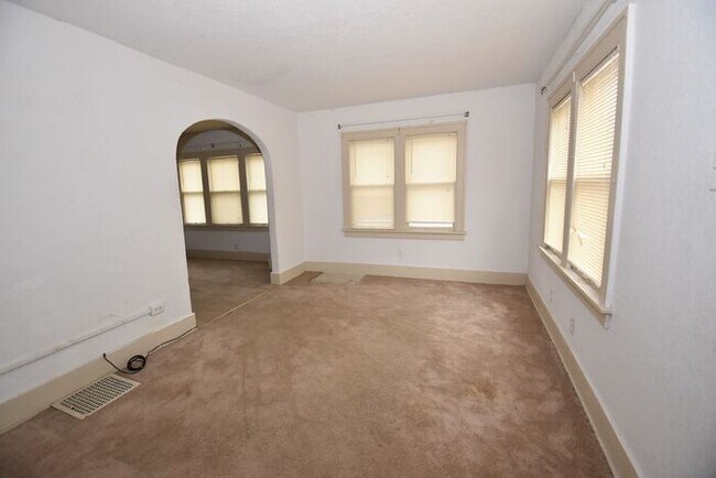 Building Photo - Close to IUSB Campus and Farmer's market.