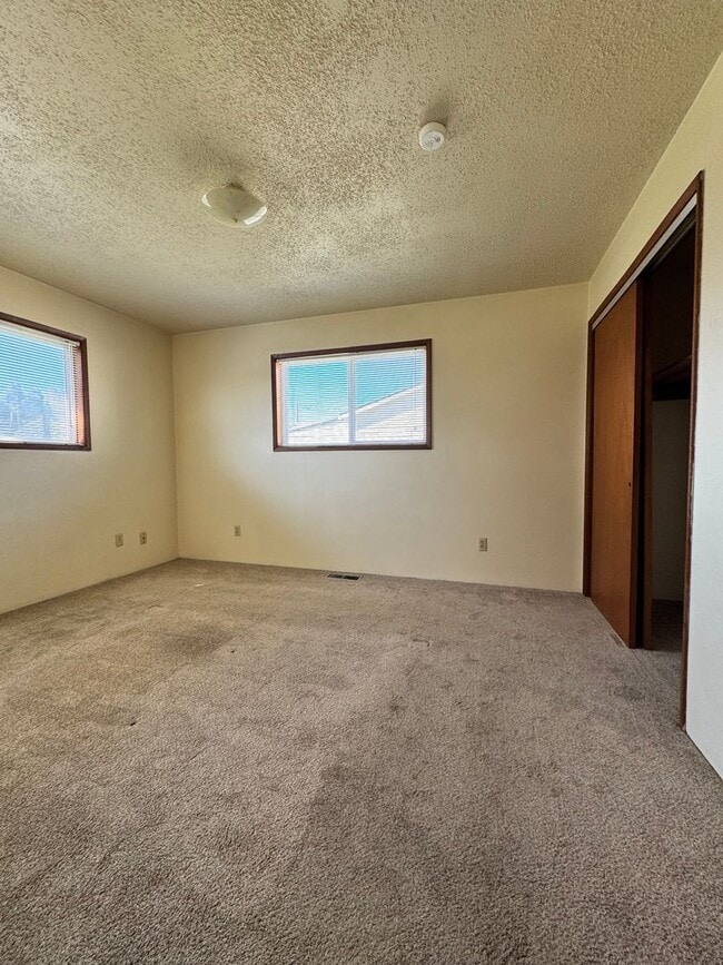 Building Photo - d1606