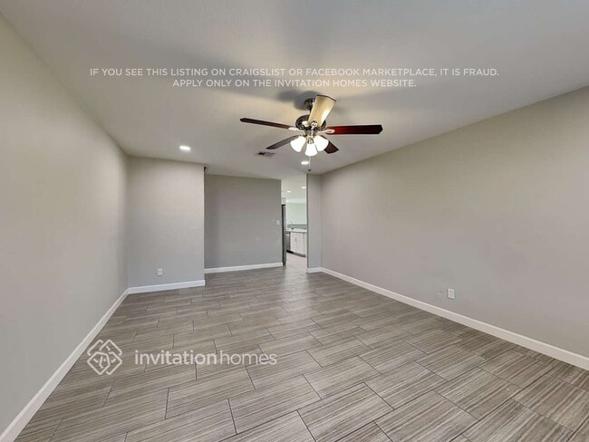 Building Photo - 2440 E Manhatton Dr