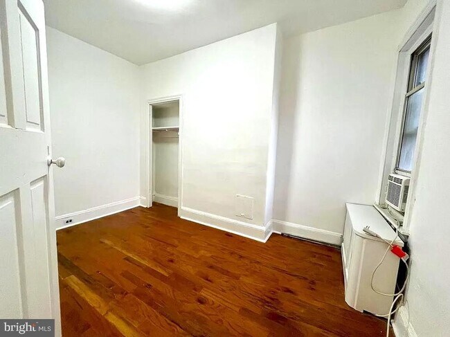 Foto del edificio - 2127 Tasker St