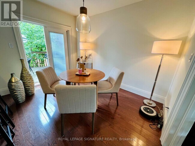 Building Photo - 372 Roehampton Ave