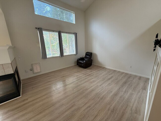 Building Photo - Refreshed 3-Bedroom Home in Waterglen Neig...
