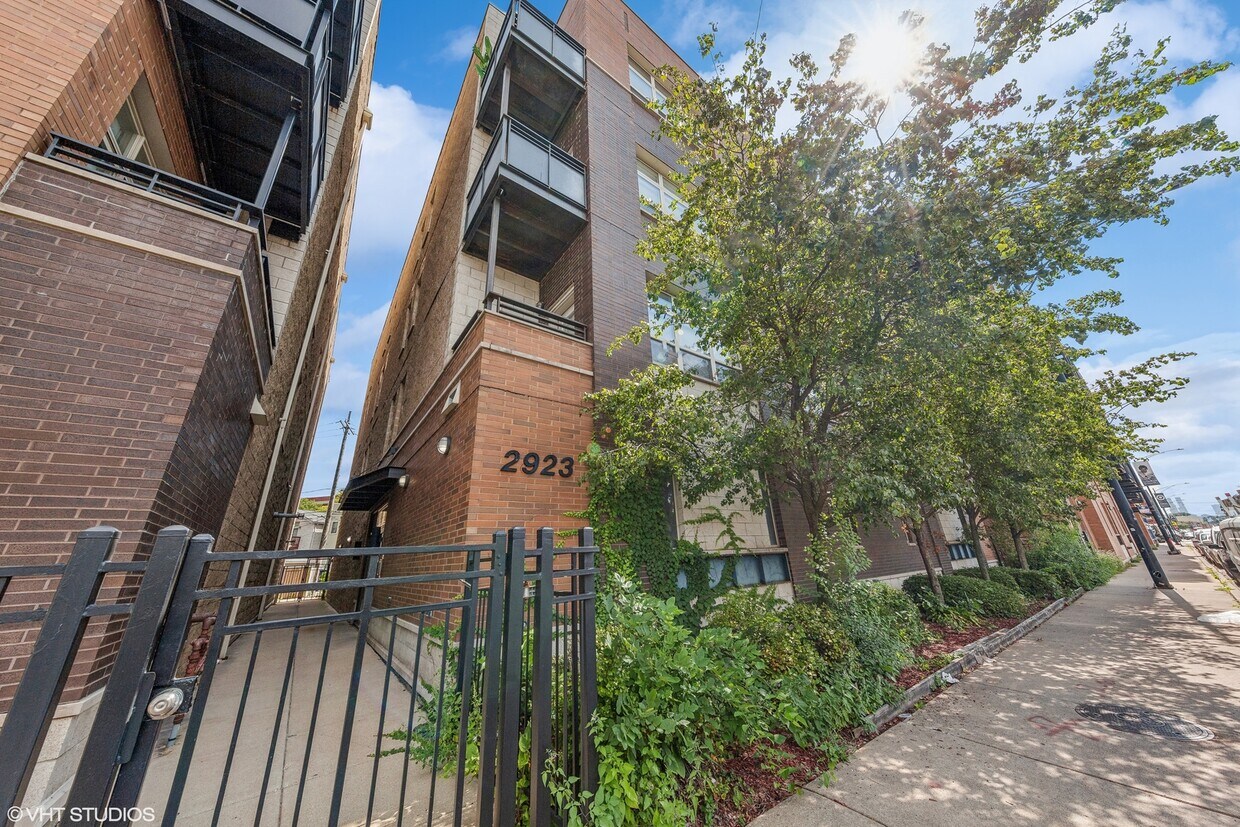 Primary Photo - 2923 N Clybourn Ave