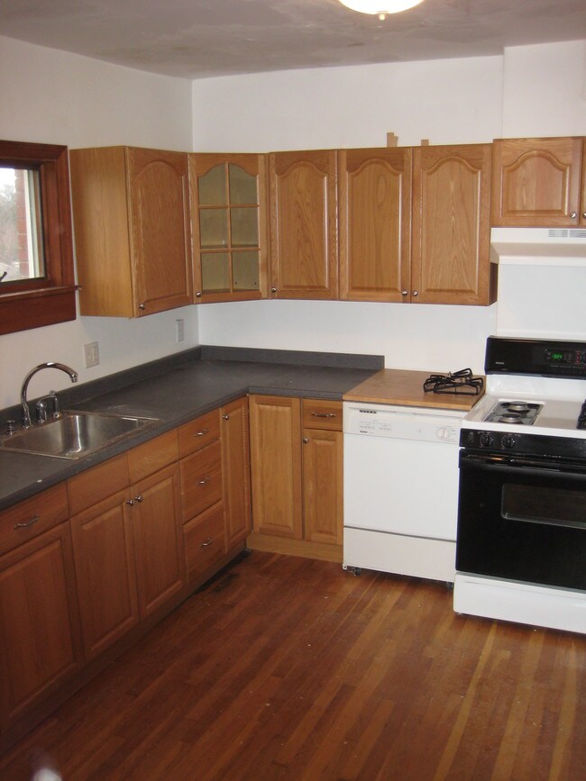 Building Photo - 520 McCully St