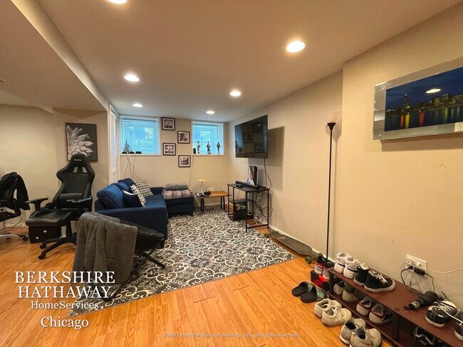 Building Photo - 2646 N WILTON Avenue