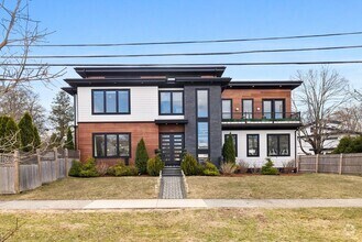 Building Photo - 706 Saw Mill Brook Pkwy
