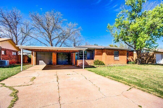 Building Photo - Great 3/2/2 Near Texas Tech and Medical Di...