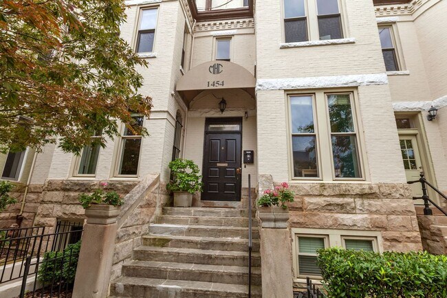 Building Photo - Professionally Managed & Recently Renovated // 2  Bedroom 2  Bathroom Condo // Meridian Hill Park...