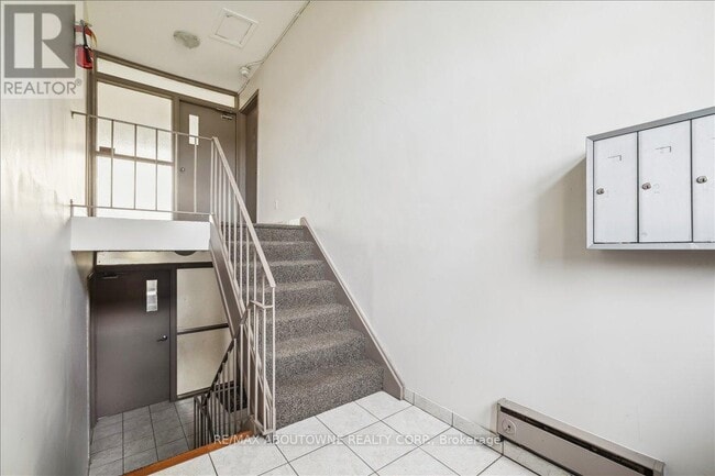 Photo du bâtiment - 2350 Queensway Dr