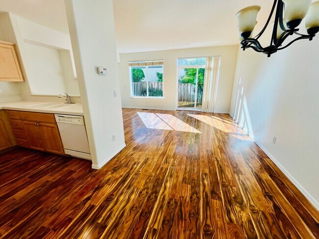 Foto del edificio - Amazing 3-Bedroom 2.5-Bathroom Townhouse i...