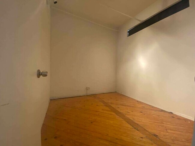 Building Photo - 212 E 26th St