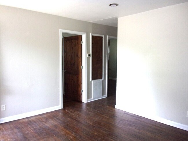 Foto del edificio - 2 Bedroom 1 Bath Home Minutes from Uptown Charlotte