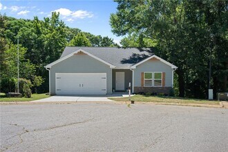 Building Photo - 135 Tyrus Ln