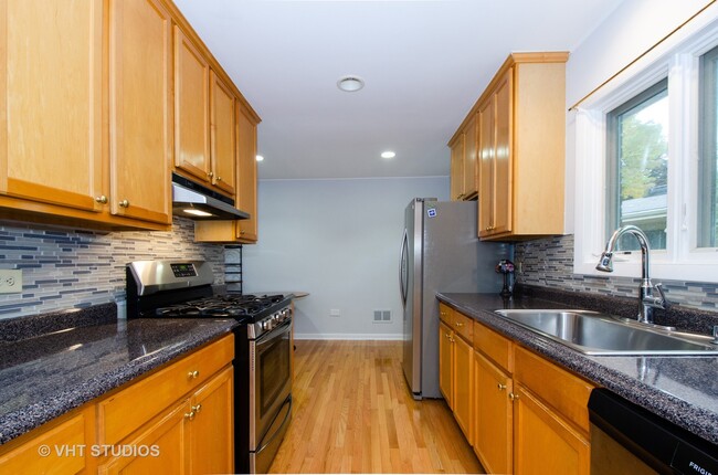 Building Photo - 2117 Parkview Ct