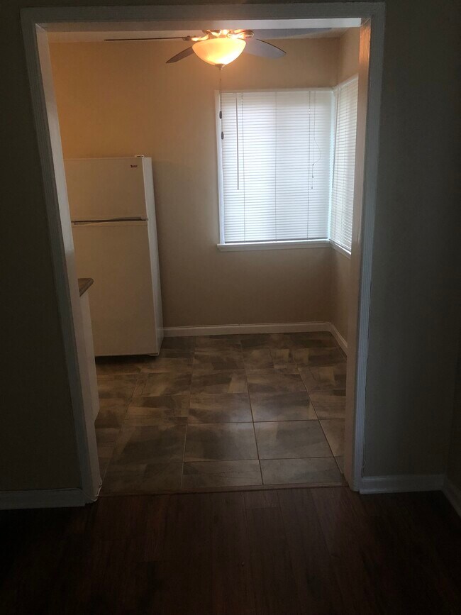dining - 1747 N Hollywood Way