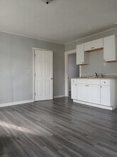 Building Photo - 137 5th St