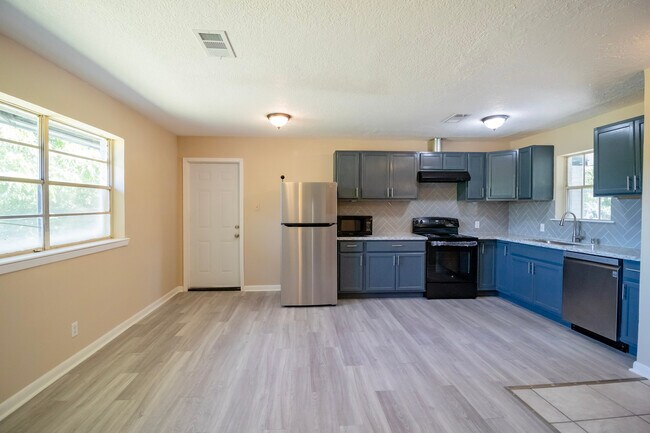 Dinning - 1012 W Austin St