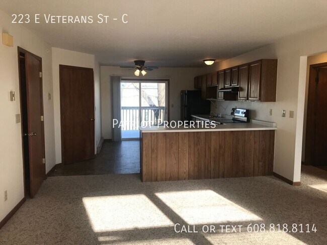 Foto del edificio - 223 E Veterans St
