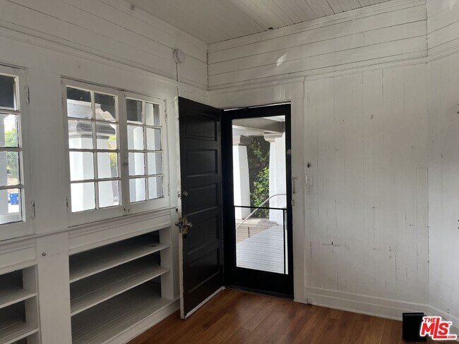 Building Photo - 1304 Riviera Ave