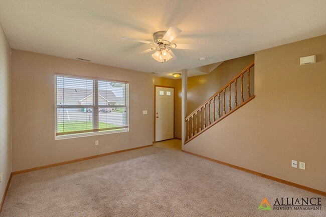 Building Photo - Spacious Duplex ~ Open Kitchen with Breakfast Bar!
