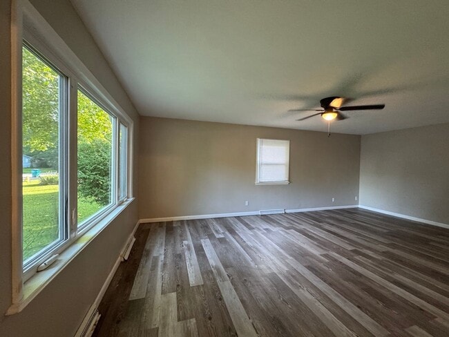 Building Photo - Cute 3 Bedroom Home Available Now