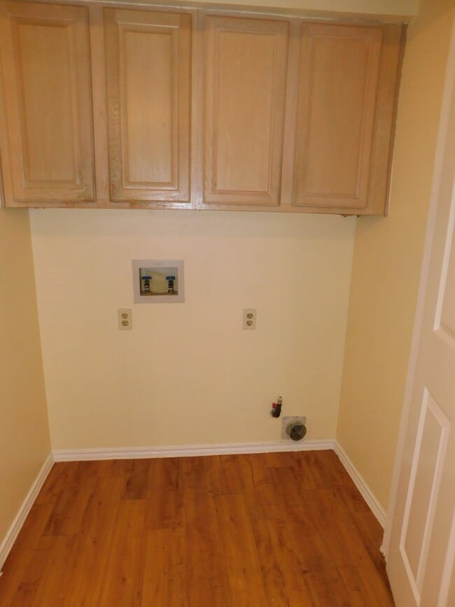 Building Photo - 2211 Katy Ln