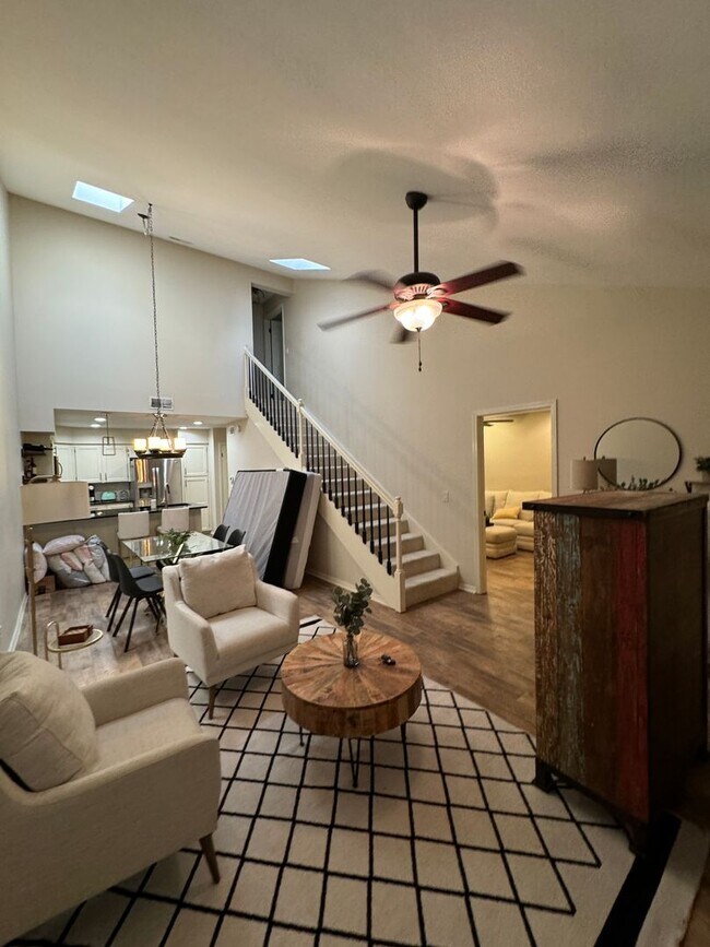 Foto del edificio - Fully Furnished Gated Townhouse off Benton...