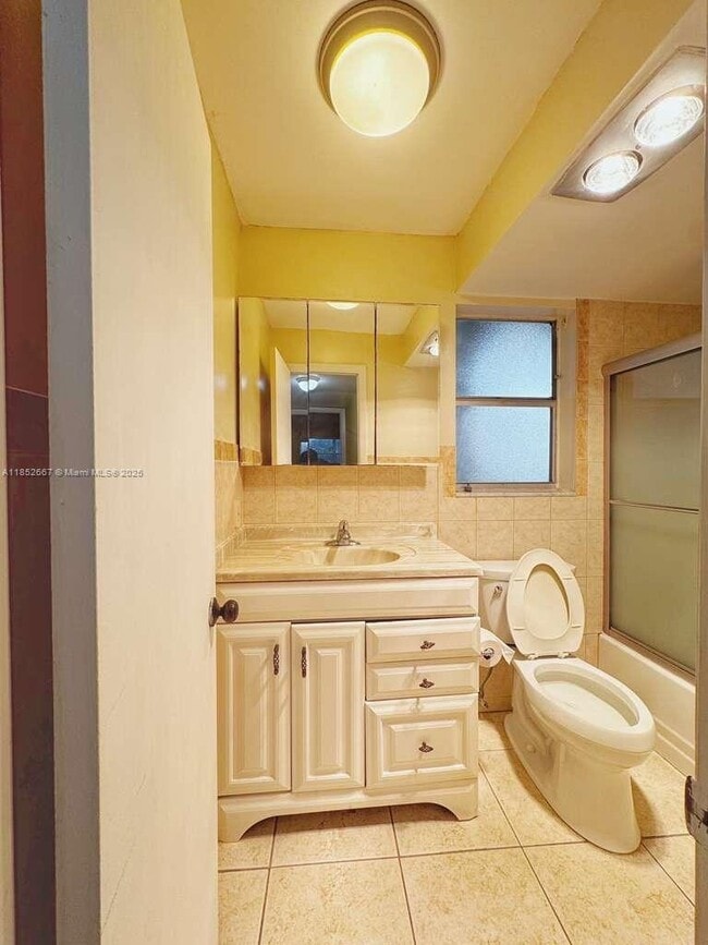 Foto del edificio - 8325 Sunrise Lakes Blvd