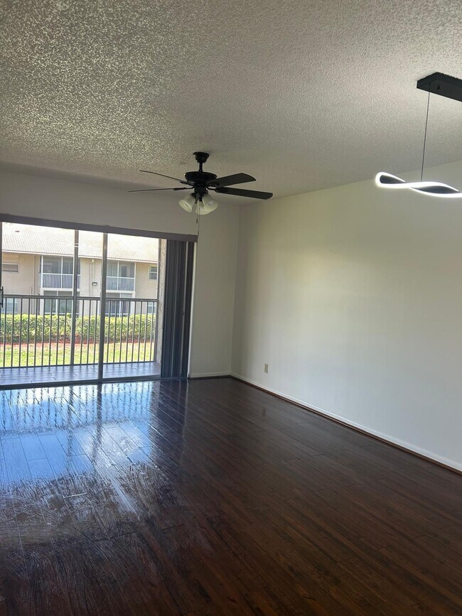 Foto del edificio - 8830-8830 Royal Palm Blvd