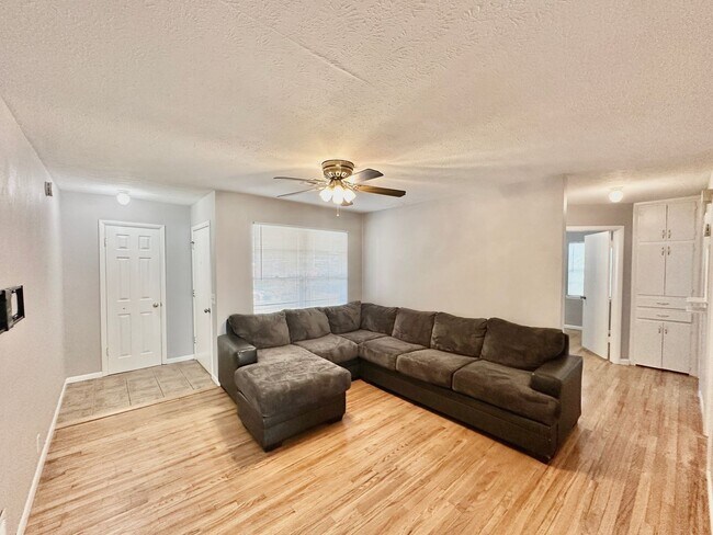 Building Photo - 107 Maple St