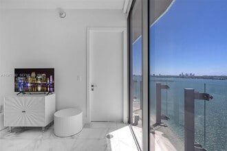 Building Photo - 700 NE 26th Terrace