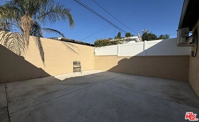 Building Photo - 9248 Lev Ave