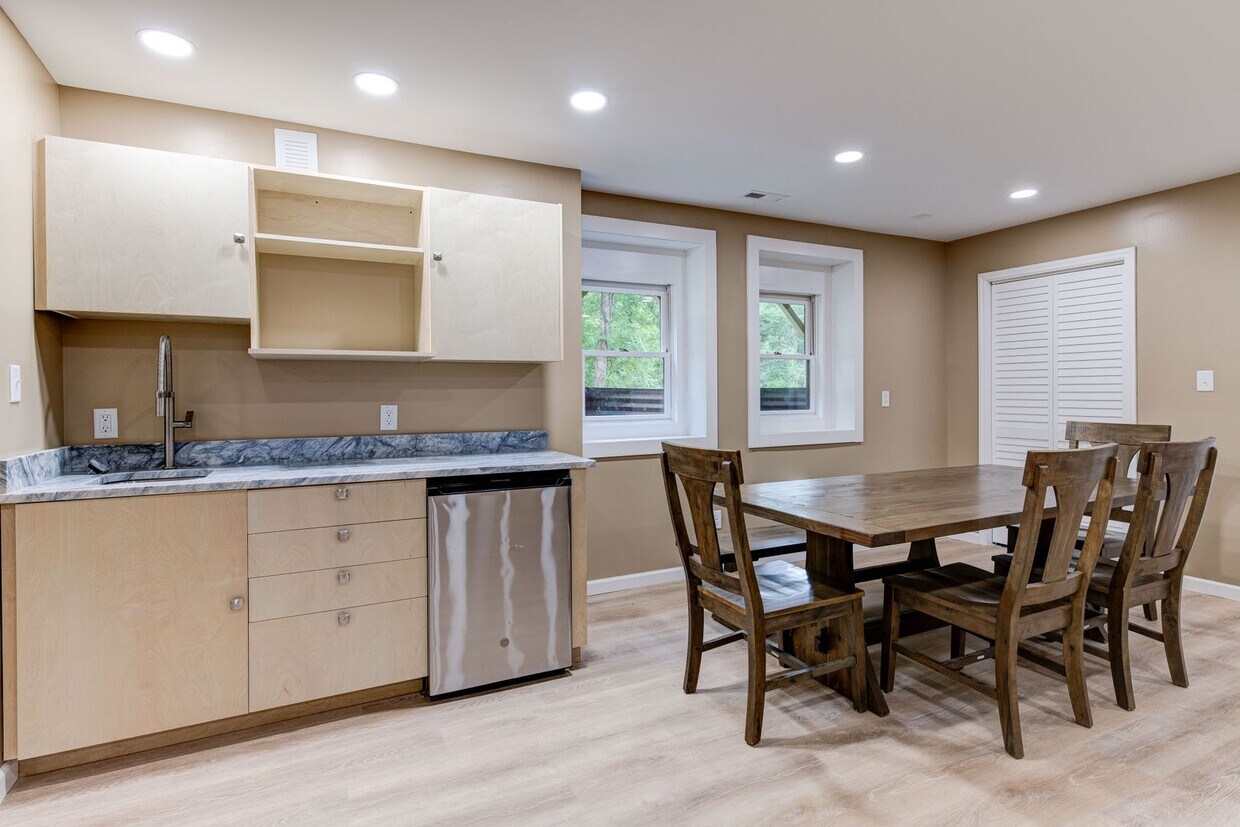Foto principal - Completely remodeled home in Alexander ava...