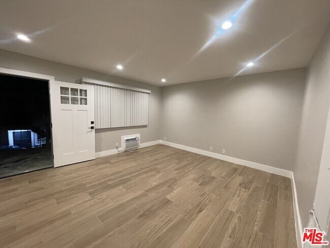 Foto del edificio - 14921 Vanowen St