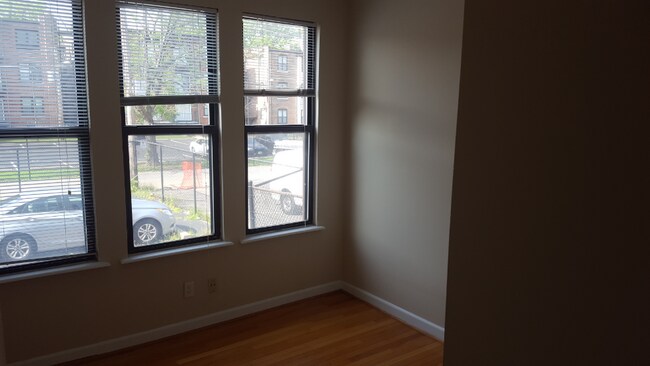 Foto del edificio - 5646 Waterman Blvd