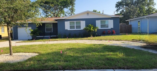 Building Photo - SPACIOUS 3 BEDROOM 2 BATH - ST. PETERSBURG, FL