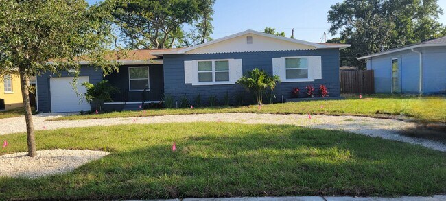 Foto del edificio - SPACIOUS 3 BEDROOM 2 BATH - ST. PETERSBURG, FL