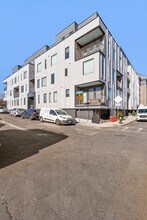 Building Photo - 2 W Sixth St