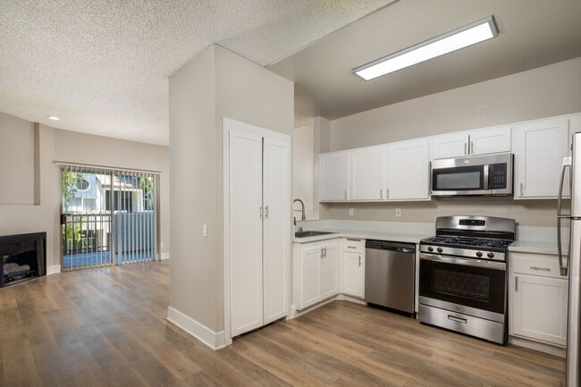 Building Photo - Canyon Crest