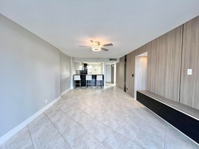 Building Photo - 17 Royal Palm Way