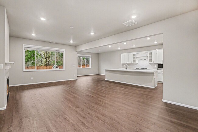 Foto del edificio - 4 bed 2.5 bath spacious home available for move in NOW