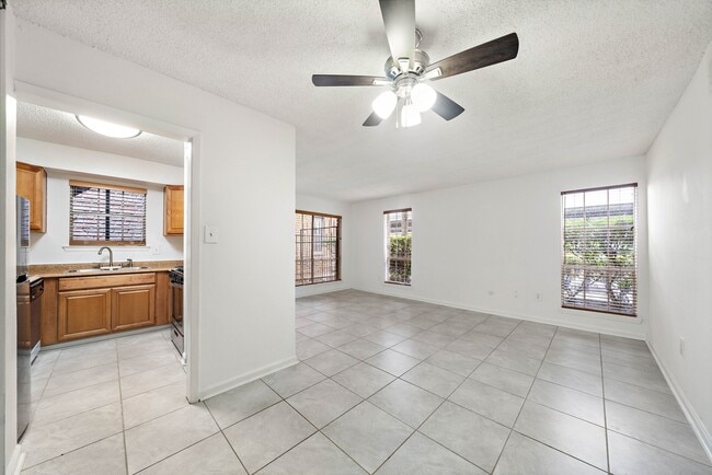 Foto del edificio - 711 Holiday Dr