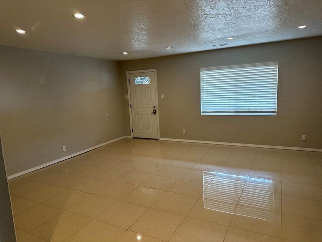 Building Photo - 2423 Palomas Dr NE