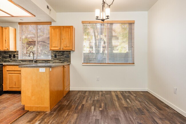 Building Photo - 1600 W Pinebrook Blvd