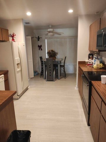 Foto del edificio - 616 White Water Dr